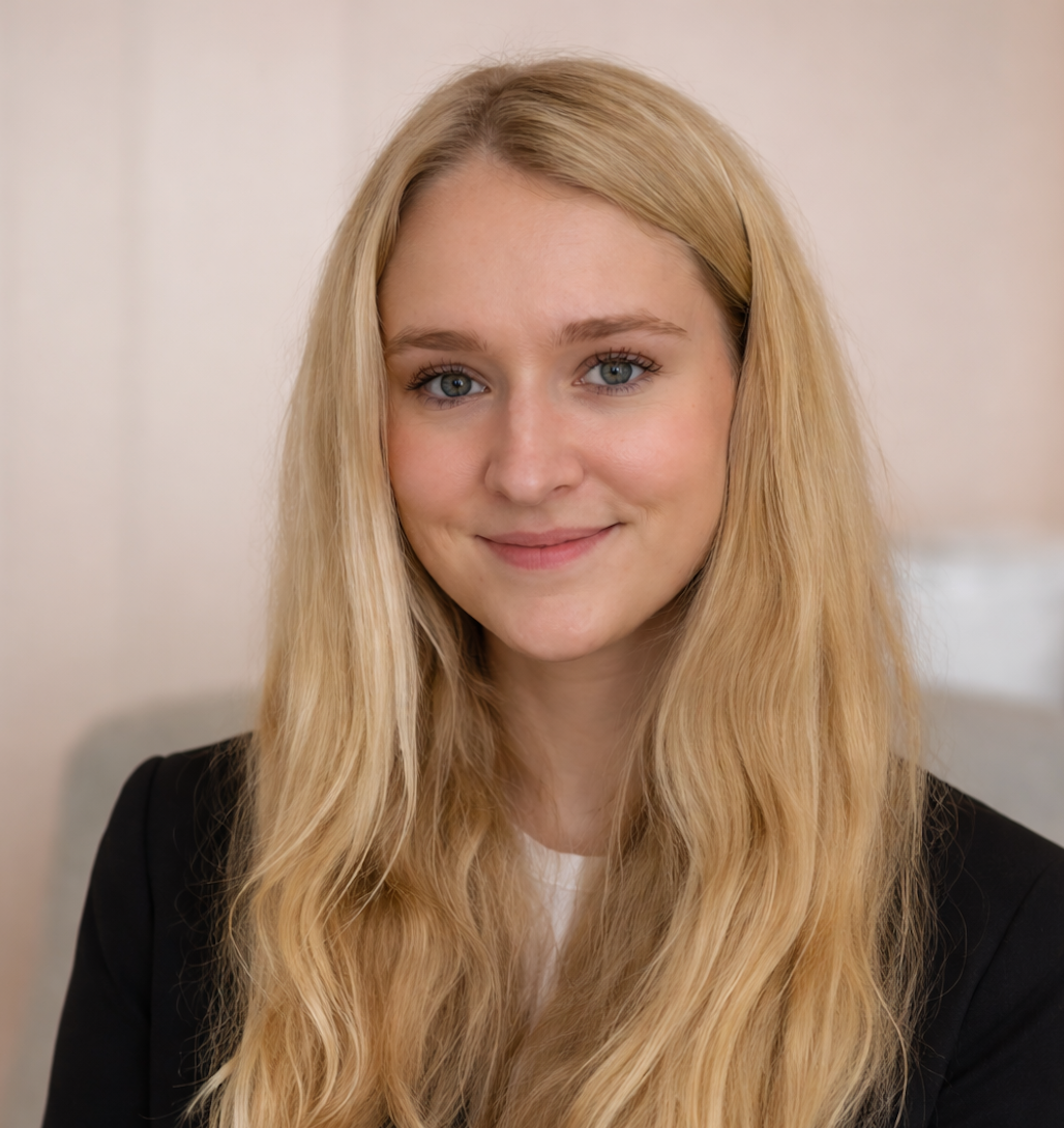 Portrait of Laura Muensterer in a black blazer